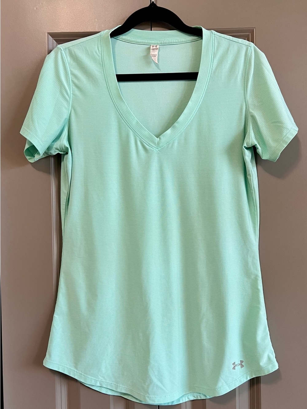 Under Armour Mint Green V-Neck Short Sleeve Tee